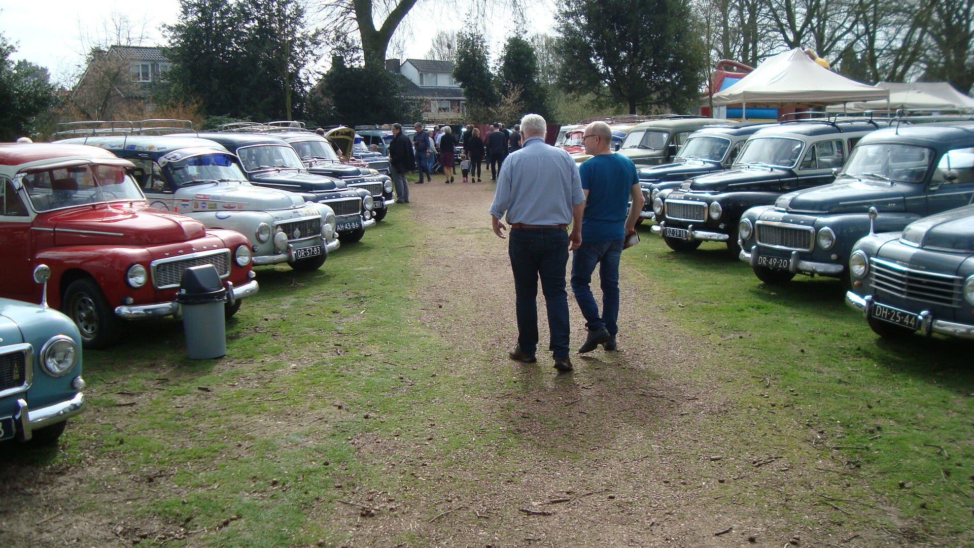 Katterug-meet: tientallen klassieke Volvo's geparkeerd op het grasveld bij de Volvobeurs.