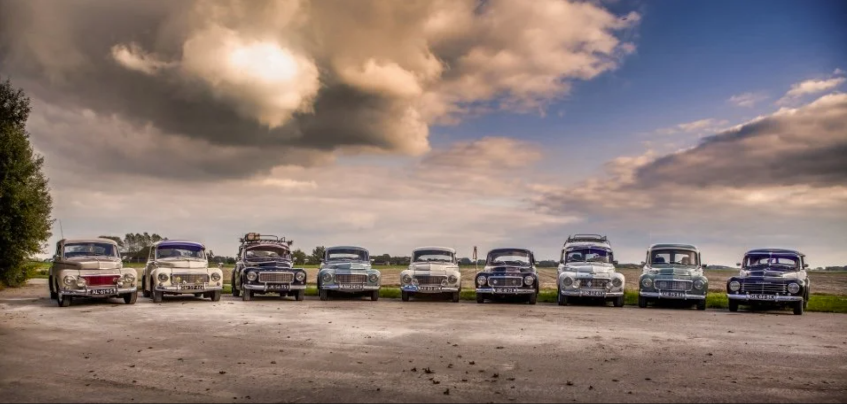 Negen Volvo Katterugs in formatie onder een Hollandse wolkenlucht.